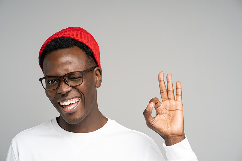 Homem feliz porque aumentou o faturamento do seu delivery após implementar a estratégia de marketing do Programa de Fidelidade.