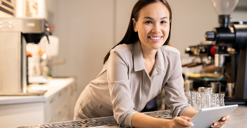 Empreendedora feliz por ter feito seu Cardápio Digital Grátis sozinha
