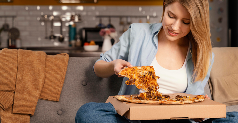 Mulher abrindo a exceção na dieta para aquela deliciosa pizza