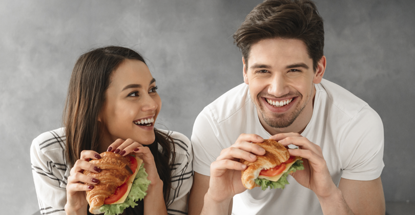 Casal feliz por conseguido uma promoção "Compre 1, leve 2"
