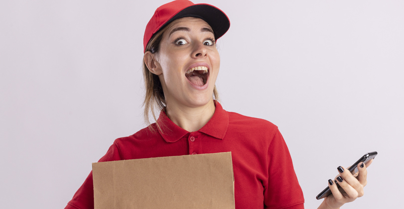 Entregadora feliz porque o cliente confirmou o pagamento com PIX e ela não precisa dar troco