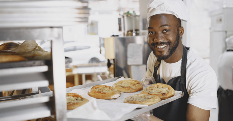 Jovem empreendedor negro com suas esfihas prontas