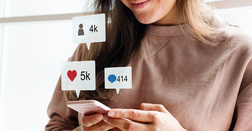 Dia dos Namorados: Dona de Delivery acompanhando o sucesso da sua promoção de Dia dos Namorados nas redes sociais
