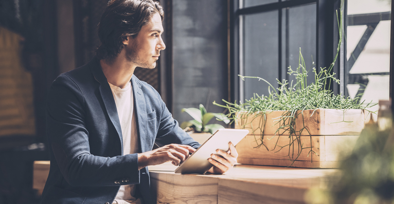 Jovem Empreendedor analisando se abrir um delivery é pra ele