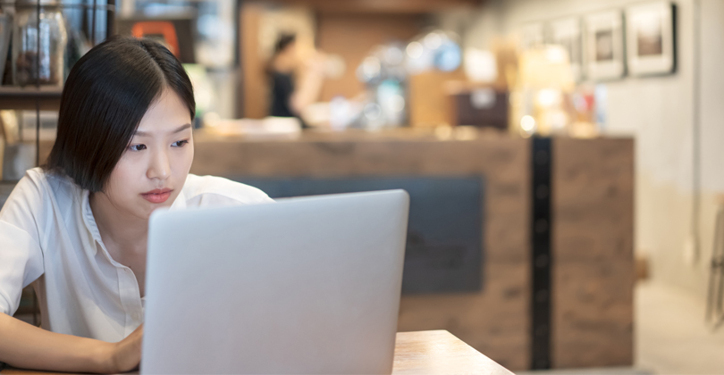 Empresária analisando como pode utilizar os dados para seu delivery vender mais